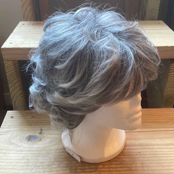 NWT 11” gray silver grey wavy short natural matte wig back curls - Picture 11 of 15